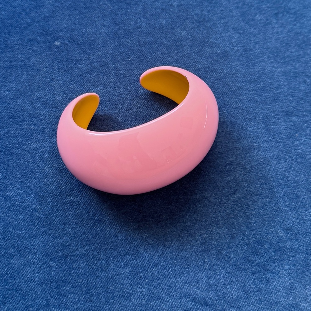 HERMES Bois Laque Pink‎ Lacquered
Wood Cuff Bracelet